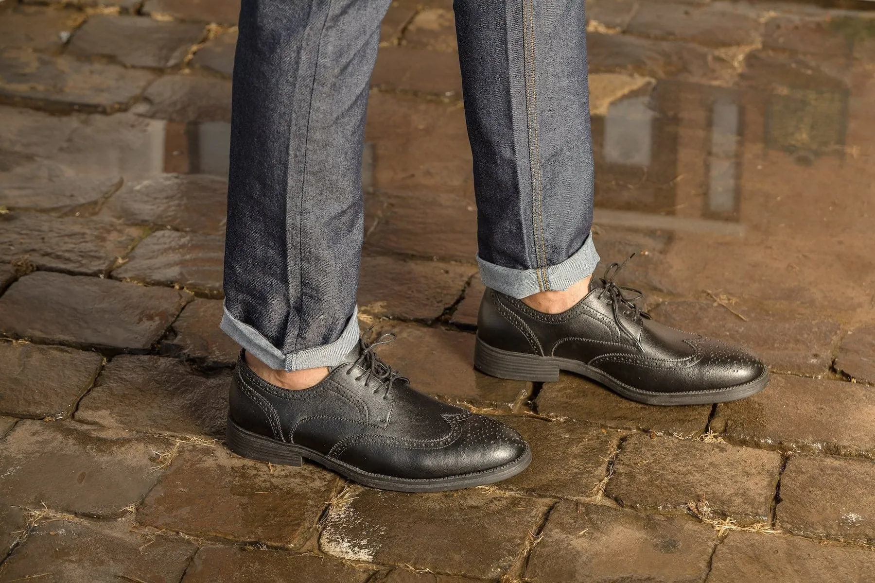 'Viterbo' classic wing-tip vegan leather by Vincente Verde -  black